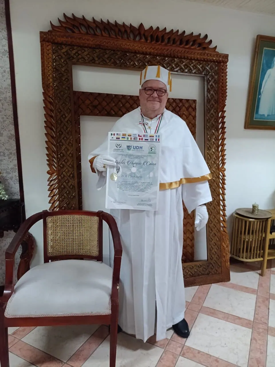 Juan Hahn - Doctor Honoris Causa - UICDH México